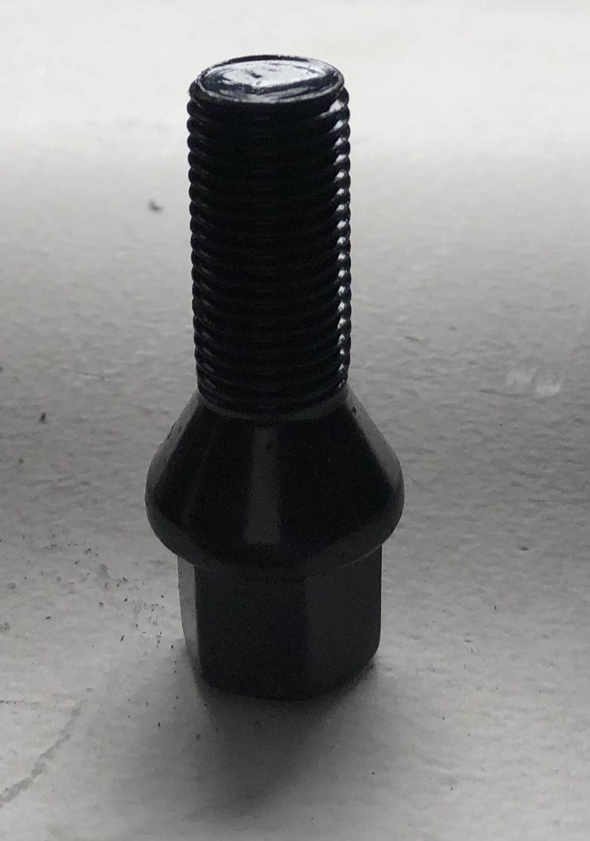 BLACK LUG BOLTS 14X1.50